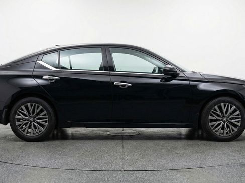Used 2025 Nissan Altima 2.5 SV image 11