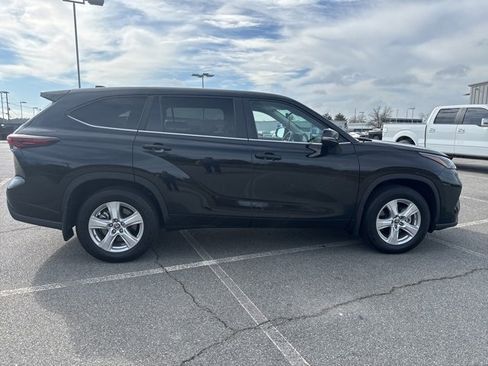 Used 2024 Toyota Highlander LE image 2
