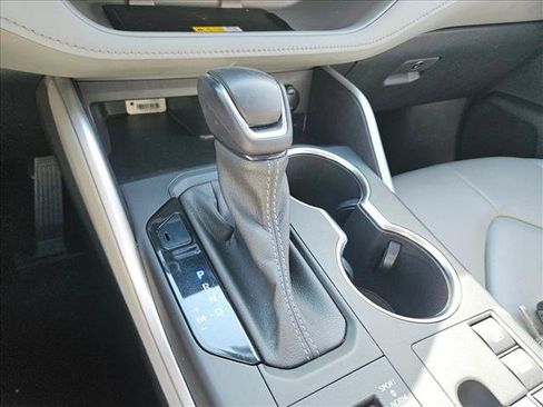 Used 2023 Toyota Highlander XLE AWD/4WD image 18