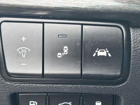 Used 2019 Kia Cadenza Limited image 23