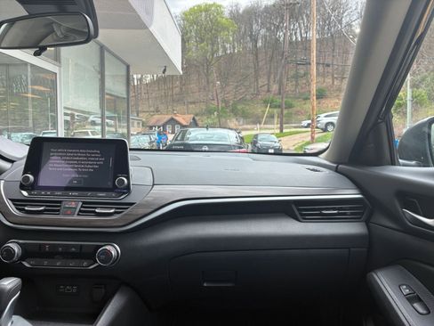 Used 2025 Nissan Altima 2.5 SV FWD image 36