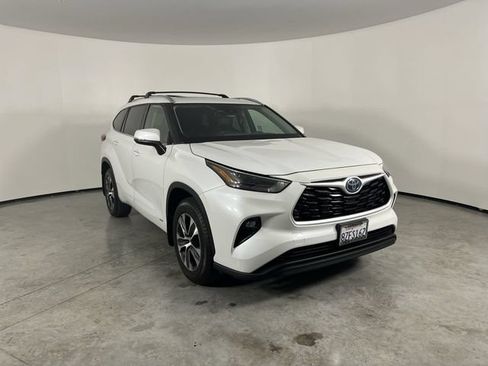 Used 2022 Toyota Highlander XLE AWD/4WD image 2