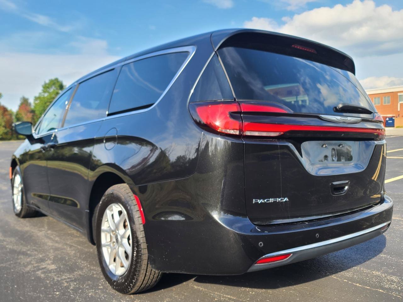 Used 2023 Chrysler Pacifica Touring-L FWD image 4