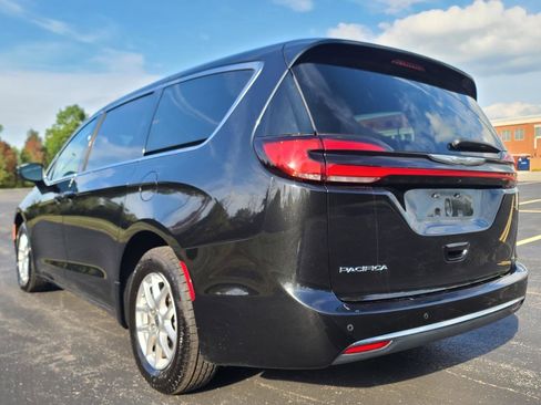 Used 2023 Chrysler Pacifica Touring-L FWD image 4
