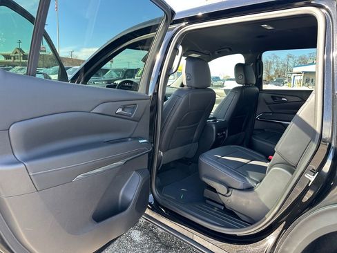 Used 2025 Chevrolet Traverse LT image 9