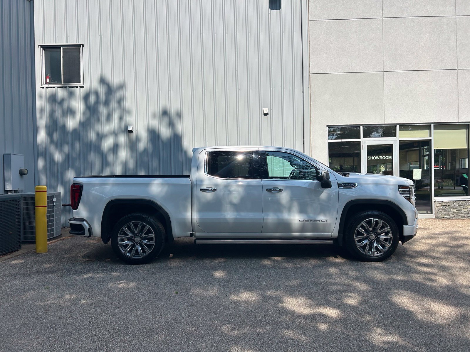 Used 2023 GMC Sierra 1500 Denali w/ Denali Reserve Package AWD/4WD image 4