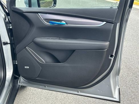 New 2025 Cadillac XT5 Luxury image 8