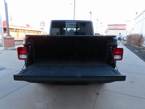 Used 2025 Jeep Gladiator Sport image 19