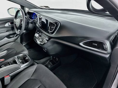 Used 2019 Chrysler Pacifica Touring Plus w/ Advanced Safetytec Group FWD image 32