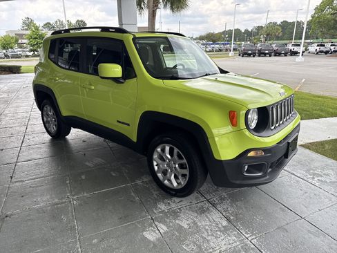 Used 2017 Jeep Renegade Latitude w/ Cold Weather Group AWD/4WD image 2