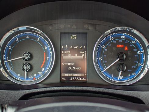 Used 2018 Toyota Corolla SE image 23