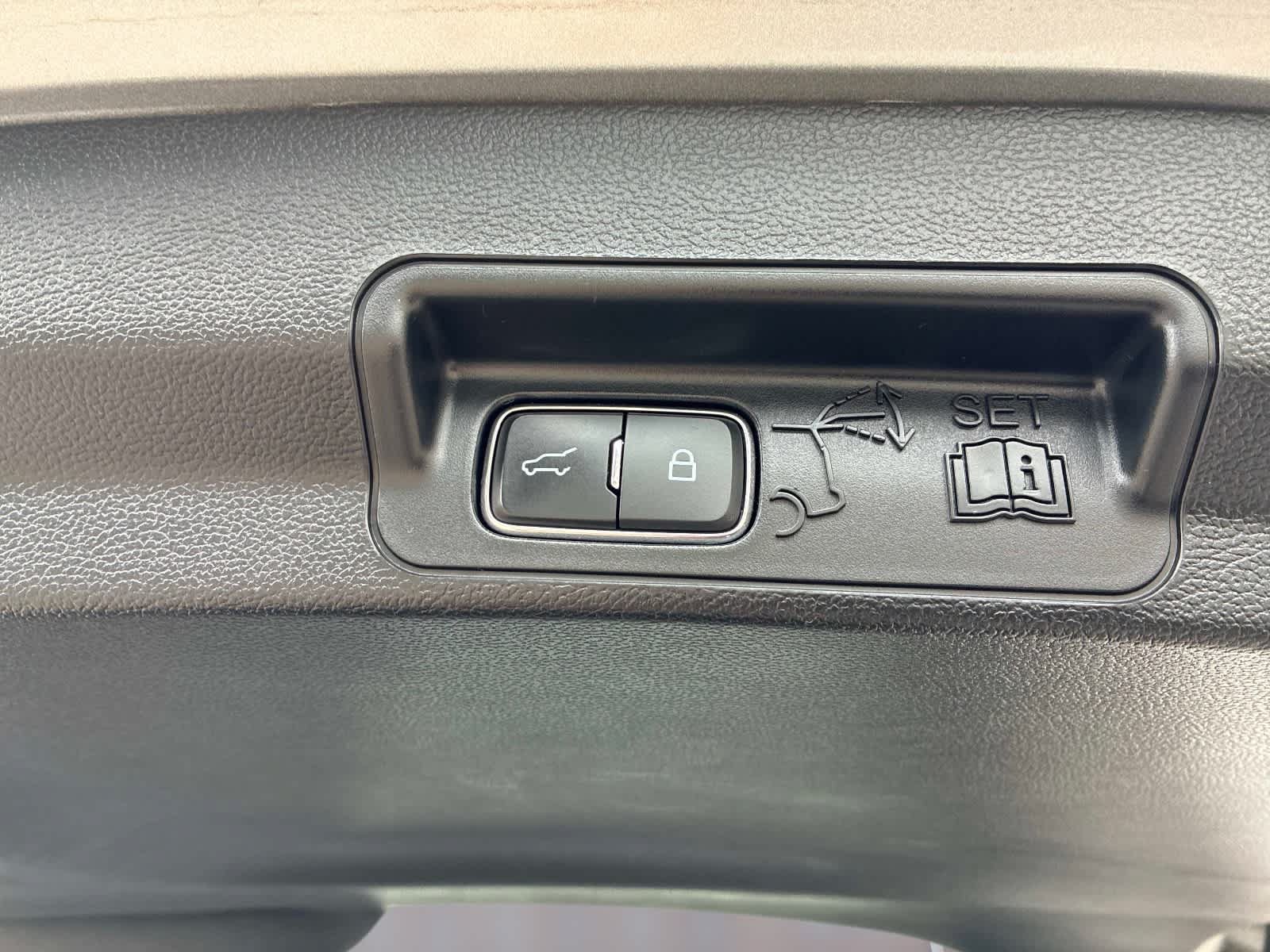 Used 2023 Ford Explorer XLT AWD/4WD image 16