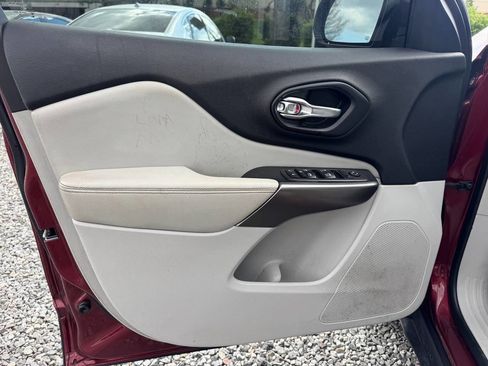 Used 2020 Jeep Cherokee Latitude Plus image 23