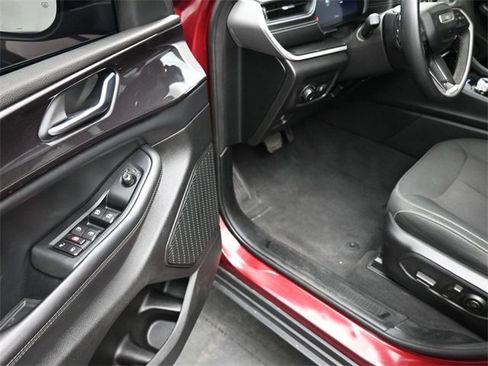 Used 2023 Jeep Grand Cherokee Laredo image 15