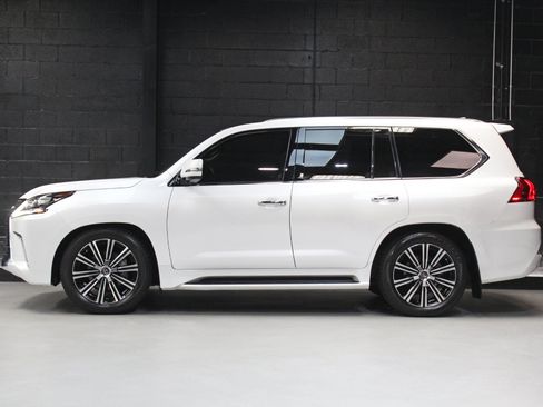 Used 2021 Lexus LX 570 4WD w/ Luxury Package image 3
