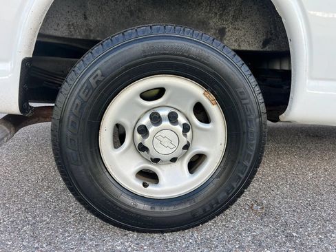 Used 2014 Chevrolet Express 2500 Extended RWD image 19