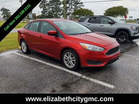 Used 2018 Ford Focus SE FWD image 2