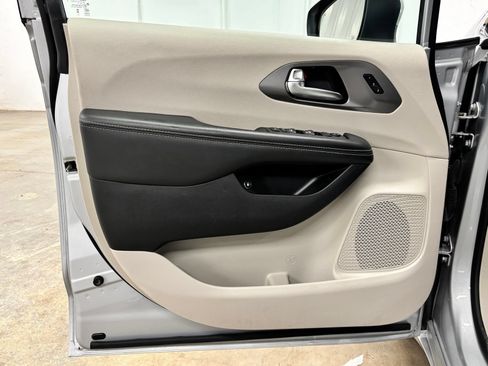 Used 2023 Chrysler Pacifica Touring-L FWD image 17
