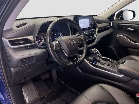 Used 2021 Toyota Highlander XLE AWD/4WD image 7
