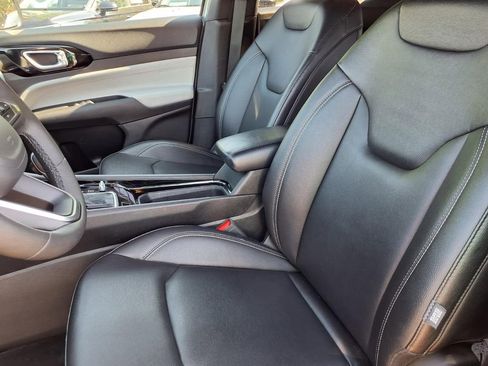 Used 2025 Jeep Compass Limited AWD/4WD image 3