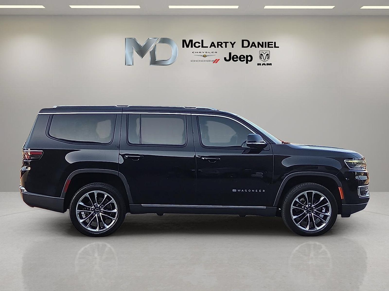 Used 2022 Jeep Wagoneer Series III w/ Premium Group I AWD/4WD image 6
