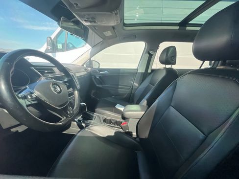Used 2018 Volkswagen Tiguan SE w/ Panoramic Sunroof Package FWD image 9