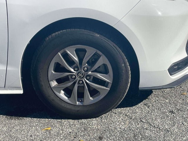 Used 2022 Toyota Sienna LE FWD image 11