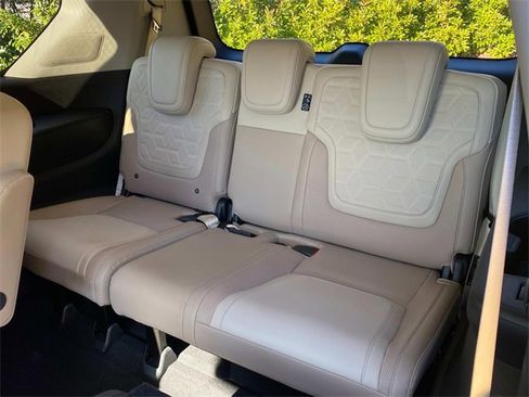 Used 2025 Nissan Armada Platinum image 10