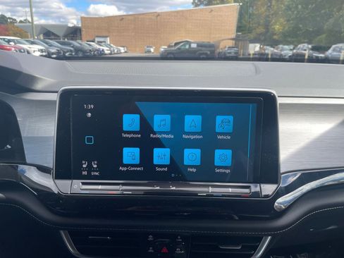 Used 2025 Volkswagen Atlas Cross Sport SE image 18