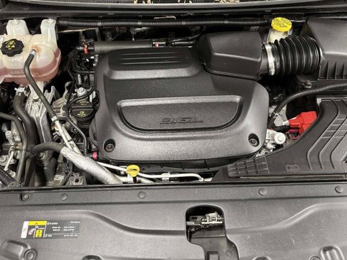Used 2020 Chrysler Pacifica Touring-L FWD image 9