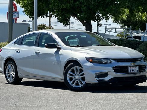 Used 2017 Chevrolet Malibu LT FWD image 2