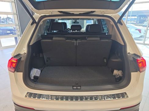 Used 2024 Volkswagen Tiguan SE image 28