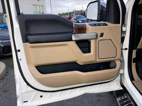 Used 2015 Ford F150 Lariat image 21