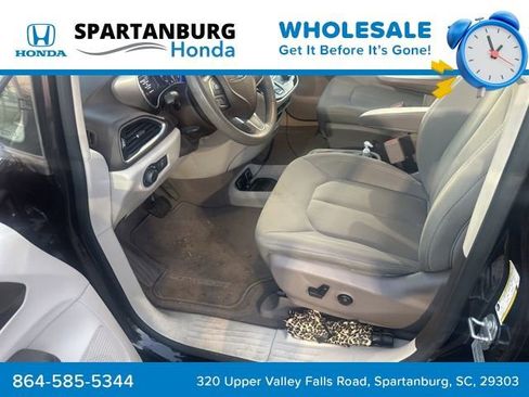 Used 2017 Chrysler Pacifica Touring image 9