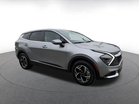 Used 2025 Kia Sportage LX image 2