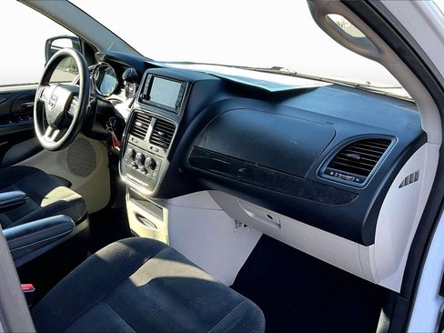 Used 2018 Dodge Grand Caravan SE w/ UConnect Hands-Free Group image 15