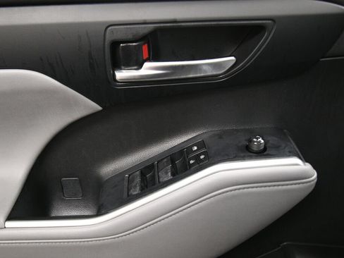 Used 2023 Toyota Highlander XLE AWD/4WD image 11