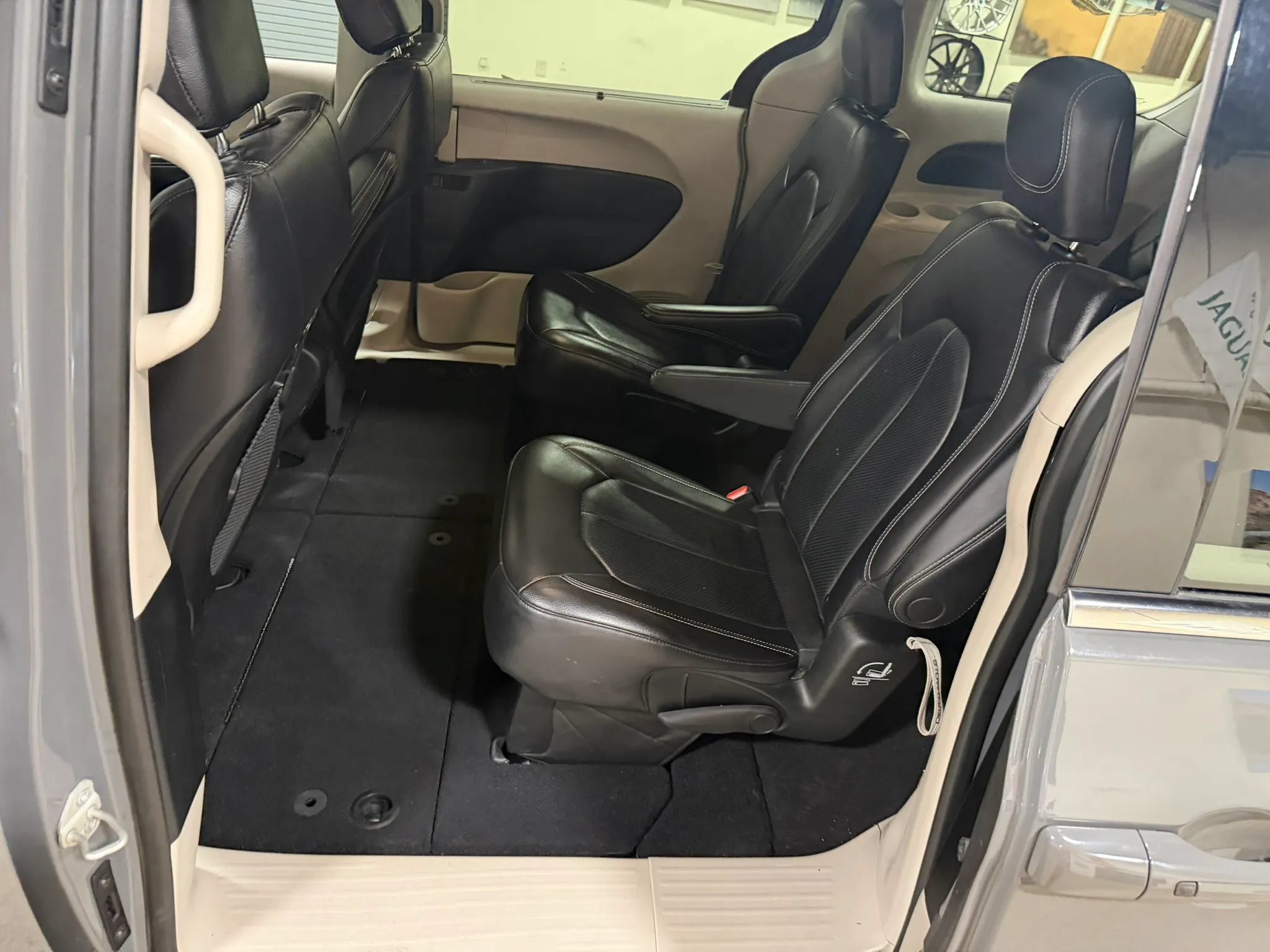Used 2022 Chrysler Pacifica Touring-L FWD image 36