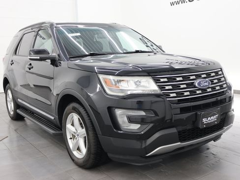 Used 2017 Ford Explorer XLT w/ Equipment Group 202A AWD/4WD image 2