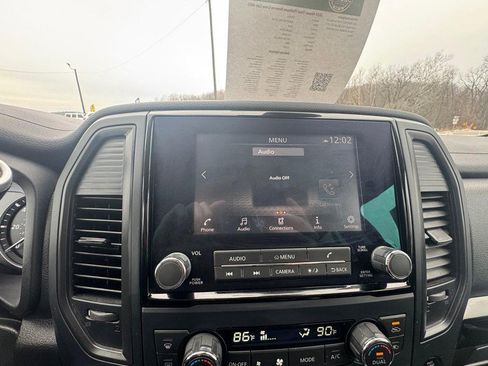 Used 2024 Nissan Titan SV w/ SV Convenience Package image 23