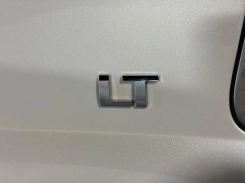 Used 2015 Chevrolet Suburban LT RWD image 11