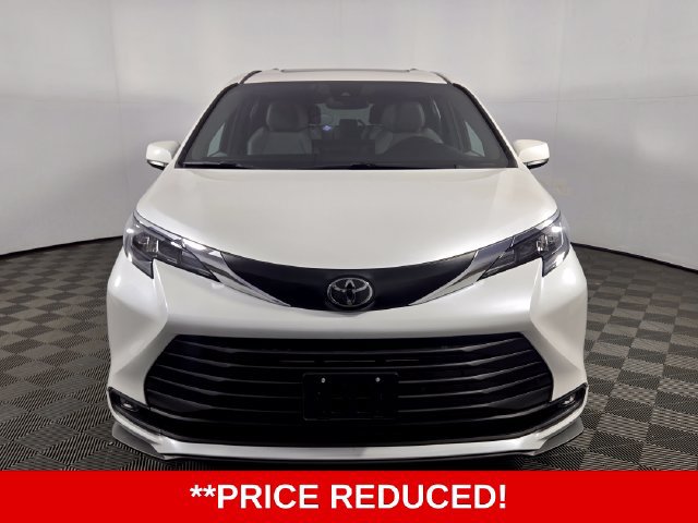 Used 2026 Toyota Sienna XLE FWD image 2