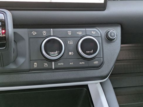 Used 2025 Land Rover Defender 110 S image 25