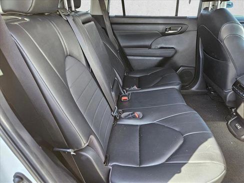 Used 2023 Toyota Highlander XLE image 21