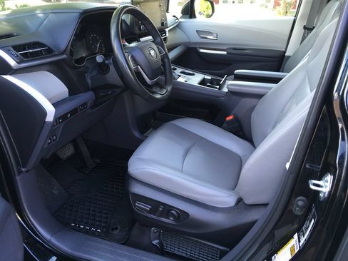 Used 2022 Toyota Sienna XLE FWD image 21