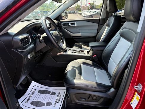 Used 2022 Ford Explorer XLT w/ Equipment Group 202A AWD/4WD image 11