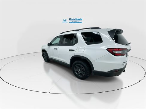 Certified 2025 Honda Pilot TrailSport image 8
