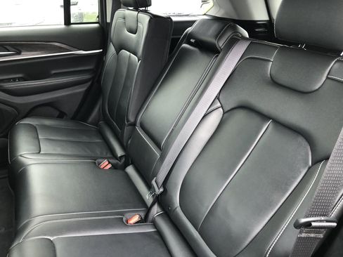 Used 2023 Jeep Grand Cherokee Limited w/ Black Appearance Package image 12