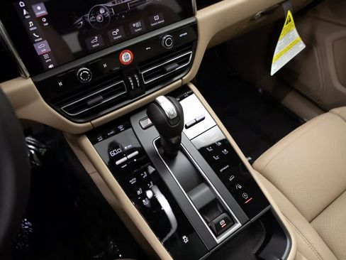 Certified 2025 Porsche Macan image 16