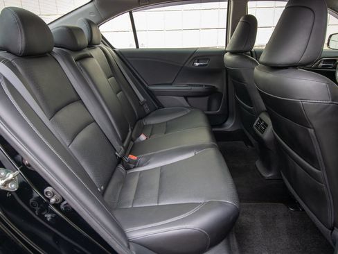 Used 2017 Honda Accord Touring image 19